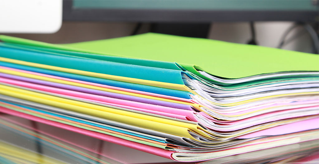 Icônes de documents autour d'un symbole de prêt approuvé.